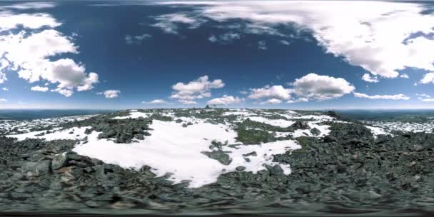 UHD 4K 360 VR timelapse av snöig topp. Solljuset på toppen och islandskapet. Frysta vinterstenar — Stockvideo