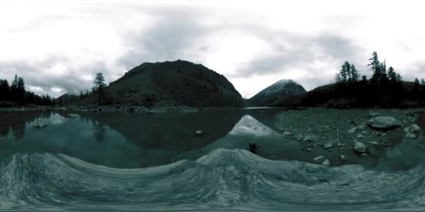 Lago di montagna 360 vr in estate o in autunno. Natura selvaggia e montagna rurale valle. Bosco verde di pini e nuvole veloci sul cielo. — Video Stock