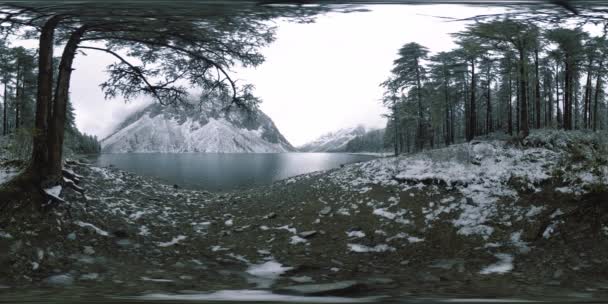 山湖360 vr在冬季.野生的自然和高山山谷。青翠的松树林和天空中的云彩. — 图库视频影像