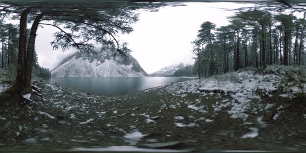 Montanha lago 360 vr no tempo de inverno. Natureza selvagem e monte vale. Floresta verde de pinheiros e nuvens rápidas no céu . — Vídeo de Stock