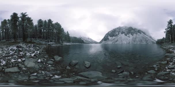 Lago de montaña 360 vr en la época de invierno. Naturaleza salvaje y valle del monte. Bosque verde de pinos y nubes rápidas en el cielo . — Vídeos de Stock