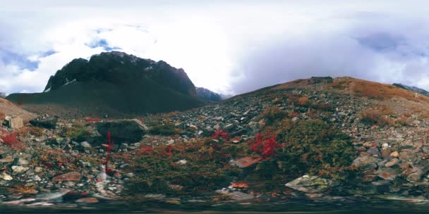 360 VR de lapso de tempo do vale da montanha na hora do outono. Natureza selvagem interminável e nuvens de tempestade de neve. Raios solares sobre grama verde e rochas . — Vídeo de Stock