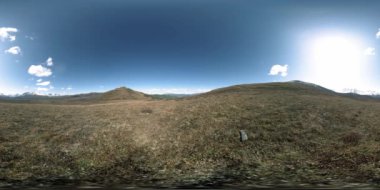 Yaz ya da sonbahar zamanında 360 Vr Tepe Çayır Zaman Uygulaması. Vahşi sonsuz doğa ve kırsal alan. Yeşil çimlerin üzerinde güneş ışınları.