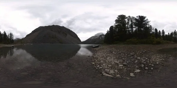 Mountain lake 360 vr at the summer or autumn time. Wild nature and rural mount valley. Green forest of pine trees and fast clouds on sky. — Stock Photo, Image