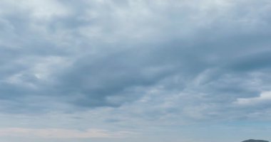 Phi Phi Adası 'nın harika körfezinde, teknelerle dolu bir zaman atlaması bulutları. Andaman deniz lagünü.