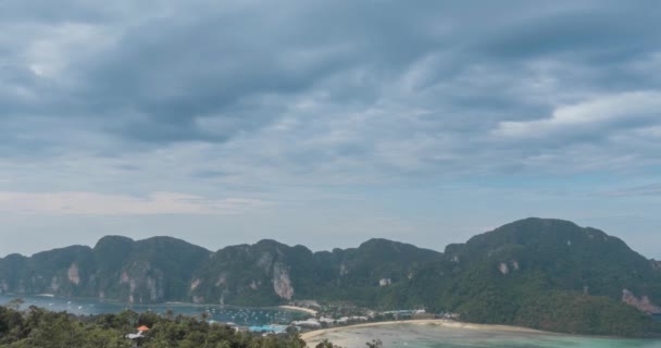 Tiempo de lapso de día nubes sobre la maravillosa bahía de Phi Phi isla paisaje con barcos. Laguna de mar de Andamán. — Vídeos de Stock