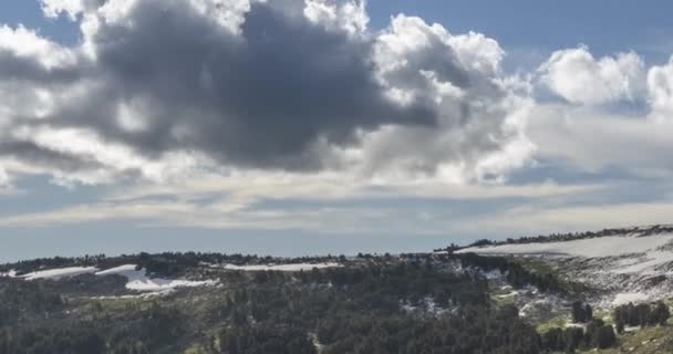 Time lapse de paysage nuageux derrière le sommet des montagnes. Neige, rochers, falaises et ciel bleu profond. Haute altitude. — Video