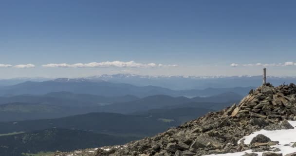 Lasso di tempo di paesaggio nuvoloso dietro la cima delle montagne. Neve, rocce, scogliere e cielo blu intenso. Alta quota. — Video Stock