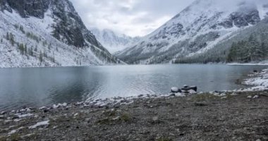Kar Dağı Gölü 'nün zamanı sonbaharda doluyor. Vahşi doğa ve kırsal dağ vadisi. Çam ağaçlarından oluşan yeşil orman ve gökyüzünde dramatik bulutlar. Motorlu doli kaydırma hareketi
