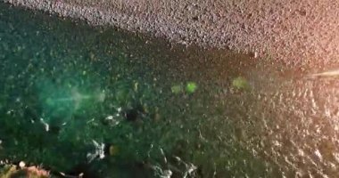 Güneşli yaz sabahında temiz ve taze bir dağ nehri üzerinde uçuşun ortasındayız. Dikey hareket