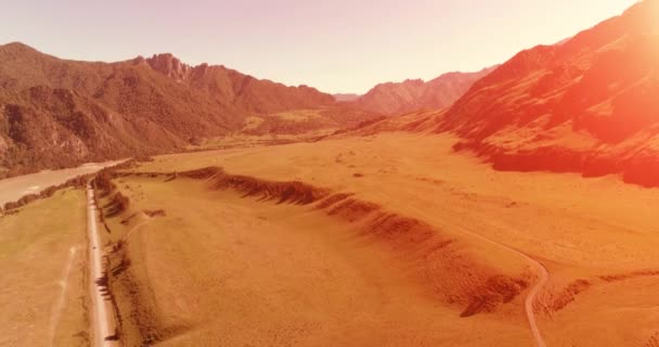 日当たりの良い夏の朝に空中農村部の山岳道路や牧草地。アスファルトハイウェイと川. — ストック動画