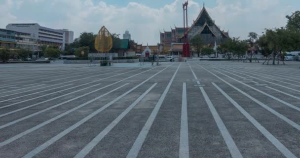 Timelapse Wat Suthat Temple, widok z Larn kon Mueng. Bangkoku, Tajlandia. LIS 21, 2018 — Wideo stockowe