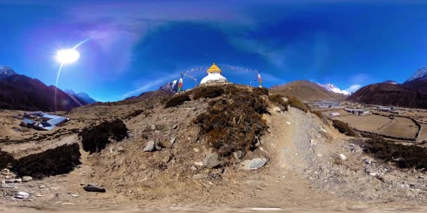 4K VR Dingboche és Pheriche falu Nepálban, alapvető pontja everest tábor pályán. EBC. Buddhista sztúpa a hegyen. — Stock videók