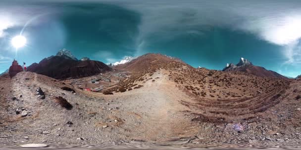 4K VR von Dingboche und dem Dorf Pheriche in Nepal, Ausgangspunkt des ewigsten Basislagers. Die EBC. Buddhistische Stupa auf dem Berg. — Stockvideo