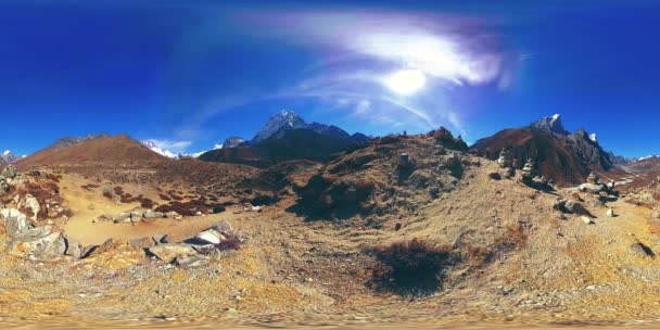 4K VR: 네 팔 딩 보체와 피리 쉬 마을의 가장 기본적 인 베이스 캠프 트랙. EBC. 산위에 있는 불교 종마. — 비디오