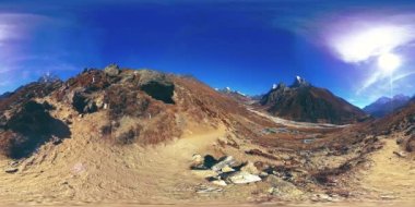 Nepal 'deki Dingboche ve Pheriche köyünün 4K VR' si, Everest ana kamp alanının temel noktası. EBC. Dağdaki Budist aptallığı..