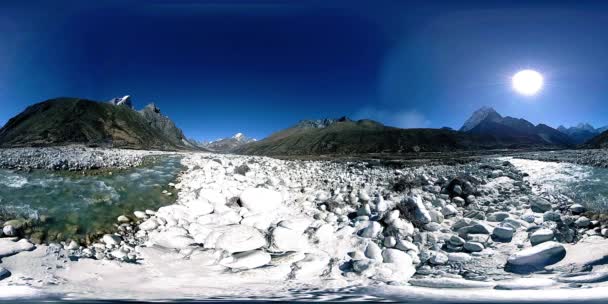 4K VR Dingboche and Pheriche village в Непалі, базова точка будь-якої колії базового табору. EBC. Буддійська смола на горі. — стокове відео