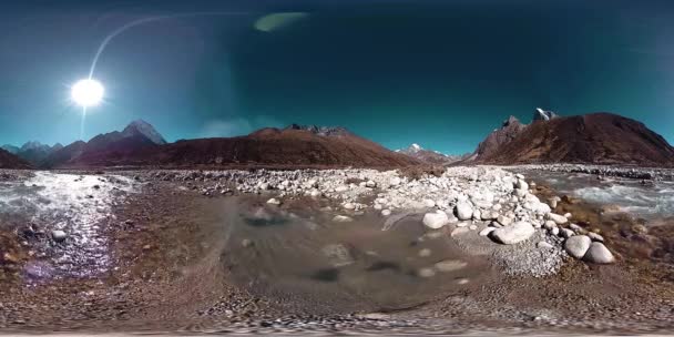 4K VR z Dingboche i wioski Pheriche w Nepalu, podstawowy punkt najstarszego toru bazowego. EBC. Buddyjska stupa na górze. — Wideo stockowe