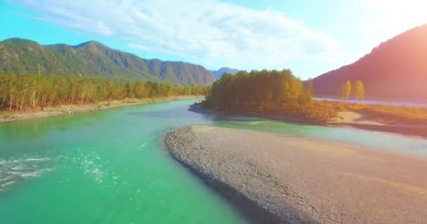 4k UHD vista aerea. Basso volo sul fresco fiume di montagna freddo al soleggiato mattino d'estate. Alberi verdi e raggi di sole su horisont — Video Stock