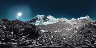 Khumbu Buzulu 'ndaki Everest Üssü' nün 360. Khumbu Vadisi, Sagarmatha Ulusal Parkı, Himalayalar 'ın Nepal' i. Gorak Shep yakınlarındaki EBC rotası.