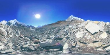 Khumbu Buzulu 'ndaki Everest Üssü' nün 360. Khumbu Vadisi, Sagarmatha Ulusal Parkı, Himalayalar 'ın Nepal' i. Gorak Shep yakınlarındaki EBC rotası.