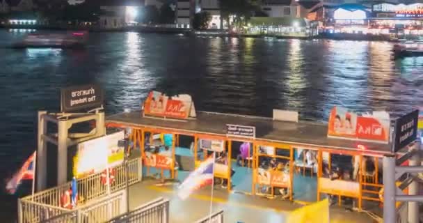 Timelapse del puerto de Maharaj y la zona del ferry en el río Chao Phraya. Iluminación nocturna en Bangkok, Asia, Tailandia, 22 NOV 2018 — Vídeo de stock
