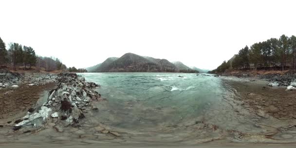 VR egy gyönyörű hegyi folyóról késő ősszel. Nemzeti park, rét, folyópart borús napokon. — Stock videók
