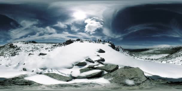 UHD 4K 360 VR χιονισμένο mount top. Το φως του ήλιου στην κορυφή και τον πάγο τοπίο. Πάγοι βράχοι — Αρχείο Βίντεο
