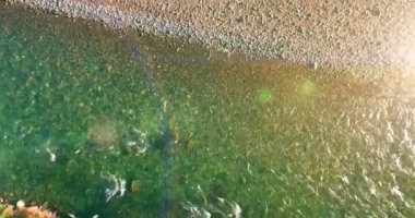 Güneşli yaz sabahında kayalarla birlikte taze, hızlı dağ nehri üzerinde alçak irtifa uçuşu..