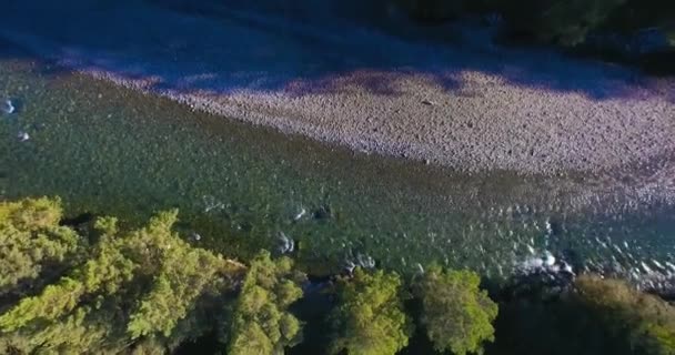 Vuelo de baja altitud sobre el río fresco de montaña rápida con rocas en la soleada mañana de verano. — Vídeos de Stock