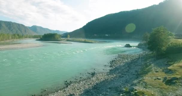 Låg höjd flygning över färska snabba berg flod med stenar på solig sommarmorgon. — Stockvideo