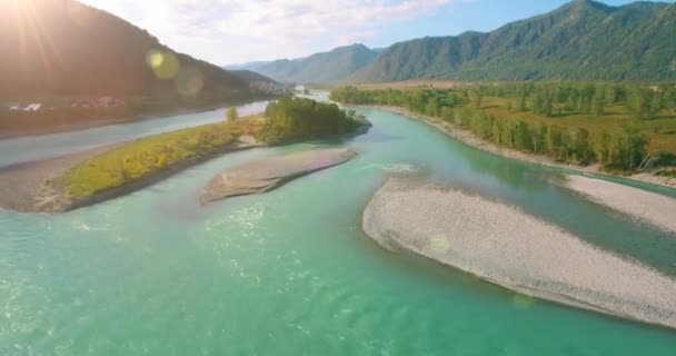 Vuelo de baja altitud sobre el río fresco de montaña rápida con rocas en la soleada mañana de verano. — Vídeo de stock