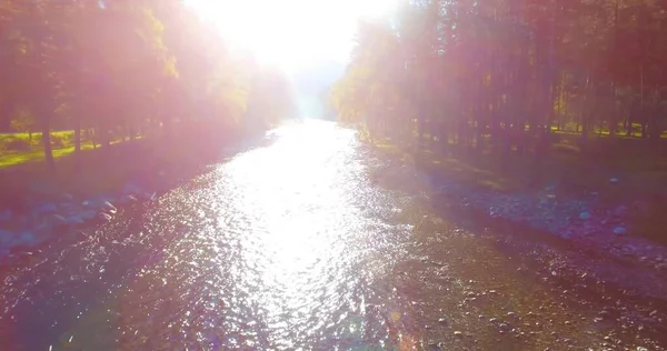 Vuelo en medio del aire sobre un río de montaña fresco y limpio en la soleada mañana de verano —  Fotos de Stock