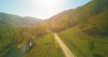 Güneşli yaz sabahında kayalarla birlikte taze, hızlı dağ nehri üzerinde alçak irtifa uçuşu..