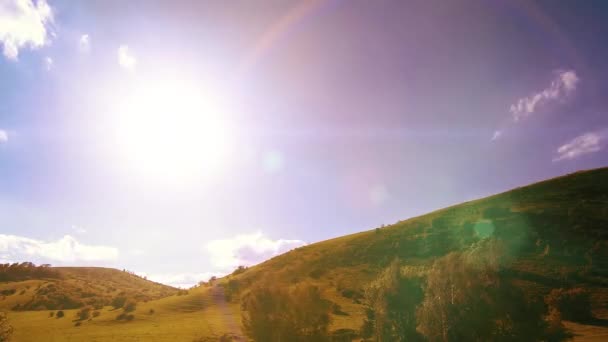 4K UHD montagna prato timelapse durante l'estate. Nuvole, alberi, erba verde e raggi del sole movimento. — Video Stock