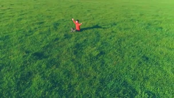 Vuelo radial de baja altitud sobre el hombre del yoga del deporte en hierba verde perfecta. Puesta de sol en montaña. — Vídeo de stock