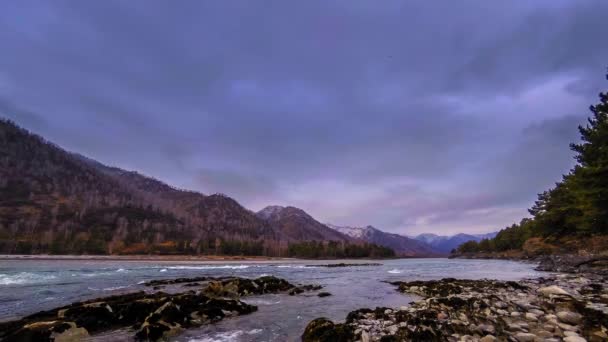 Time lapse shot of a river near mountain forest. Huge rocks and fast clouds movenings. — Stock Video