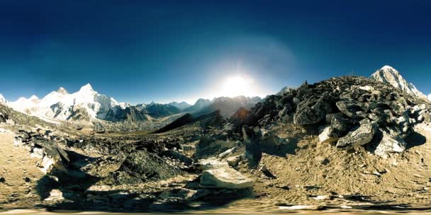 360 vr panorámás kilátás napnyugtára Kala Patthar felett. Mount Everest és Khumbu völgy, Nepál a Himalája. Gorak Shep vagyok. — Stock videók