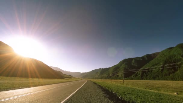 Gebirgsstraßen-Zeitraffer zur Zeit des Sonnenaufgangs im Sommer oder Herbst. Wilde Natur und ländlicher Raum. — Stockvideo