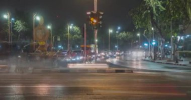 Sokak kavşağında gece trafiğinin aşırı hızlanması. Arabaların ve motorsikletlerin hareket zamanı.