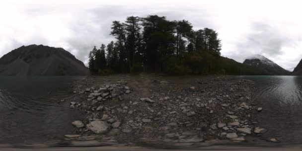 Jezioro górskie 360 vr w okresie letnim lub jesiennym. Dzika przyroda i wiejska dolina. Zielony las sosen i szybkie chmury na niebie. — Wideo stockowe