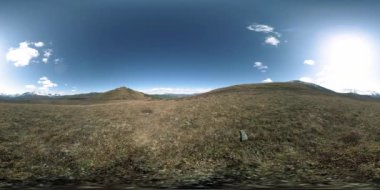 Yaz ya da sonbahar zamanında 360 Vr Tepe Çayır Zaman Uygulaması. Vahşi sonsuz doğa ve kırsal alan. Yeşil çimlerin üzerinde güneş ışınları.