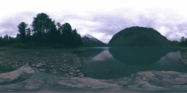 夏または秋の時間に山の湖360 vr 。野生の自然と農村部のマウントバレー。松の緑の森と空の速い雲. — ストック動画