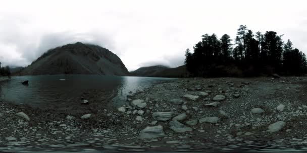 Time lapse del lago di montagna 360 vr al momento dell'inverno. Natura selvaggia e valle del monte. Bosco verde di pini e nuvole veloci sul cielo . — Video Stock