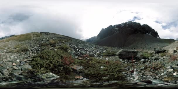 360 VR гірської долини проміжок часу восени. Дика нескінченна природа і снігові штормові хмари. Сонячні промені над зеленою травою і камінням . — стокове відео