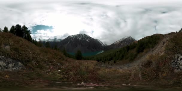 Time lapse del lago di montagna 360 vr al momento dell'inverno. Natura selvaggia e valle del monte. Bosco verde di pini e nuvole veloci sul cielo . — Video Stock