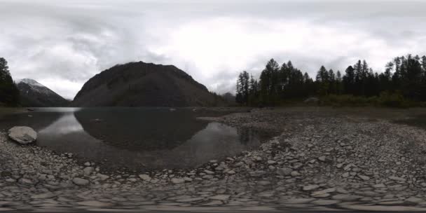 Гірське озеро 360 в літній або осінній час. Дика природа і сільська гірська долина. Зелений ліс соснових дерев і швидкі хмари на небі.. — стокове відео
