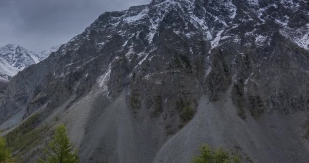 Timelapse επικά σύννεφα στην κοιλάδα του βουνού φθινόπωρο. Άγρια ατελείωτη φύση και χιονοθύελλα ουρανό πάνω από το χιόνι κορυφή — Αρχείο Βίντεο