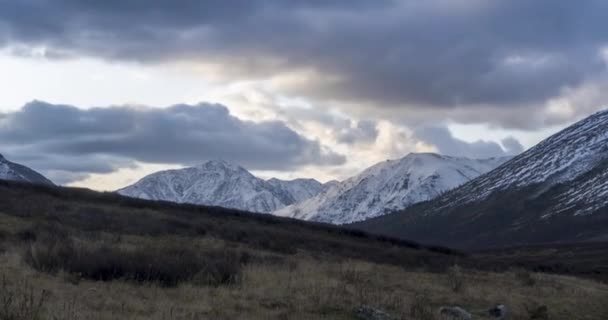 Timelapse van epische wolken bij bergweide in de herfst. Wilde eindeloze natuur met sneeuwstorm lucht. Snelle beweging — Stockvideo