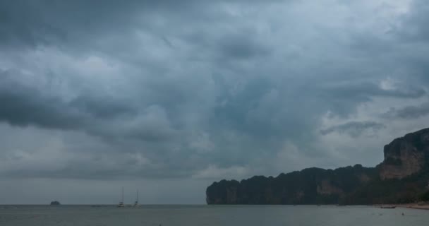Tiden rinner ut för regnmoln över stranden och havslandskapet med båtar. Tropisk storm i havet. — Stockvideo